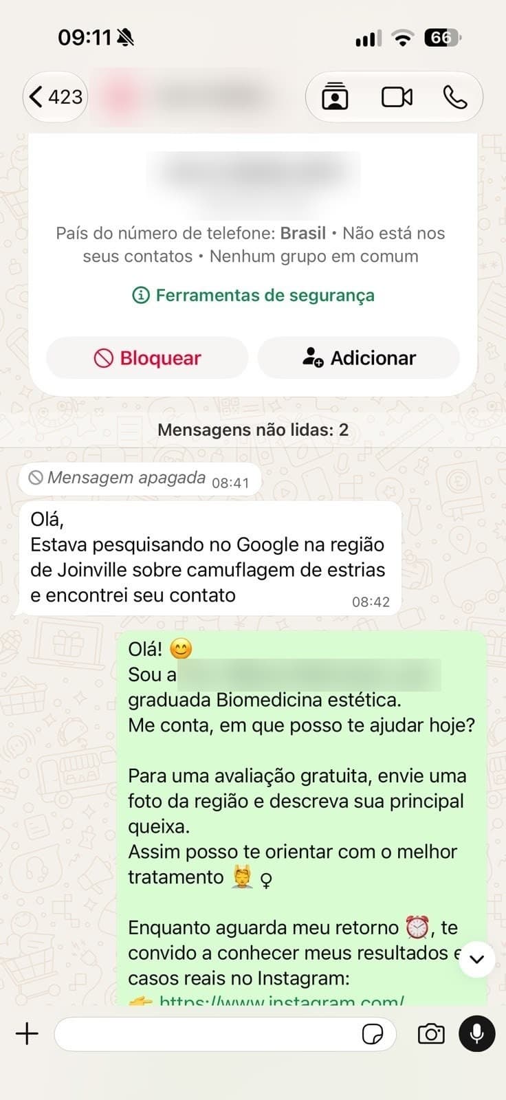 Screenshot aus dem WhatsApp der Kundin mit der ersten Nachricht einer Interessentin, die sie über Google gefunden hat. Name und Nummer verdeckt.